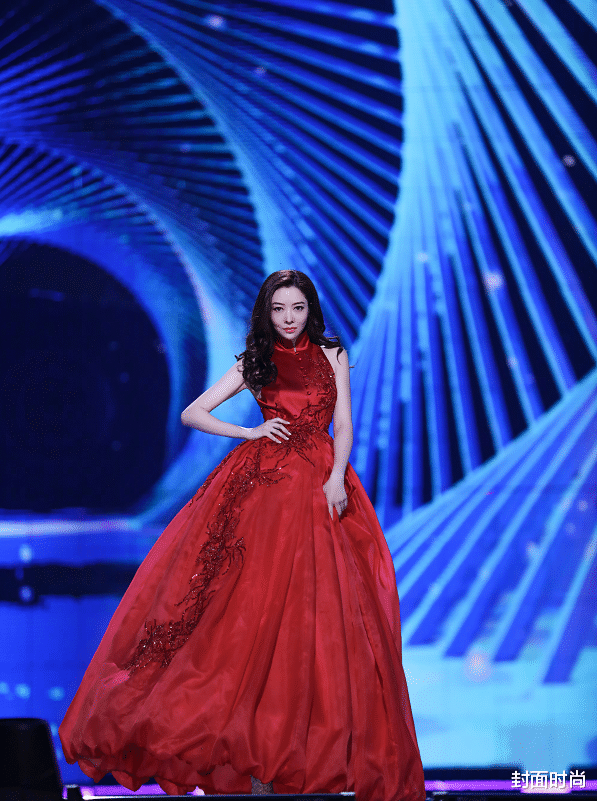 穿衣搭配|熊黛林演配角也出彩，生活中也有“大嫂”风范，豪门生活经验丰富