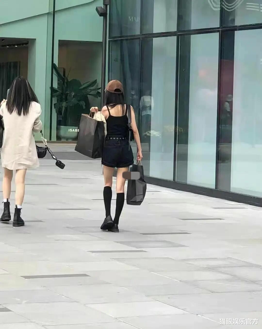 迪丽热巴|杨幂逛街打扮清凉，身材太火辣，手拎两袋奢侈品，却因坐姿受争议
