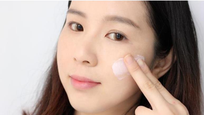 齐刘海|化妆后起皮、斑驳、卡粉？选对“妆前乳”很重要，这份攻略请收好