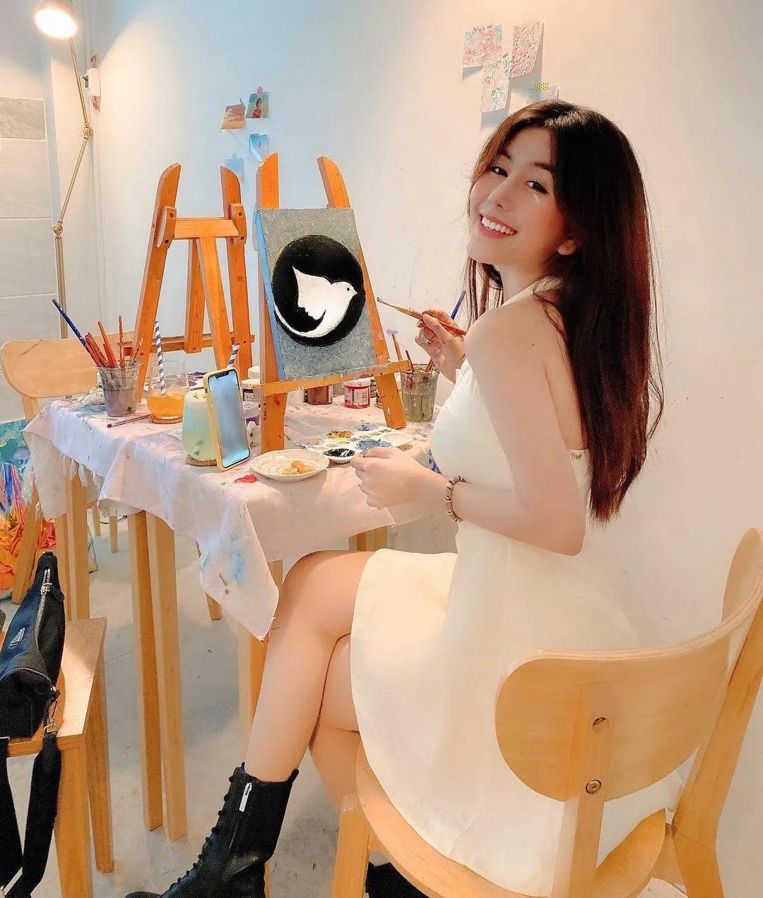 杜淳|赵露思的脸、卡戴珊的身材，这个16岁“网红校花”真的没整吗？