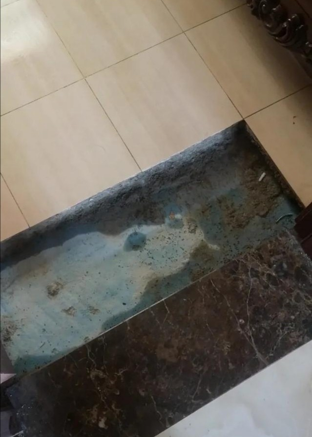看到卫生间门口漏水,我发现这是无数中国家庭装修的通病