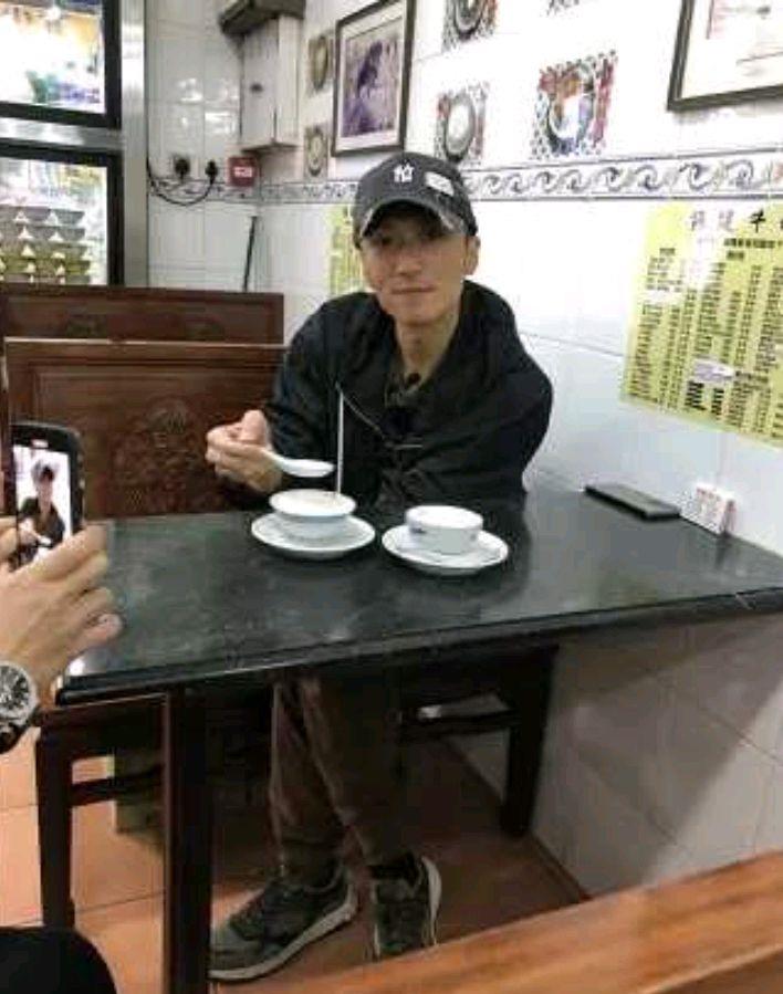 谢霆锋|41岁谢霆锋被偶遇小餐馆就餐：朴实无华无偶像包袱，比粉丝高半头