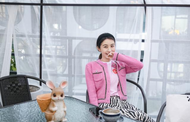 李菲儿|李菲儿跨年晚会抹胸裙意外滑落，连忙捂住胸口，表情淡定舞姿撩人