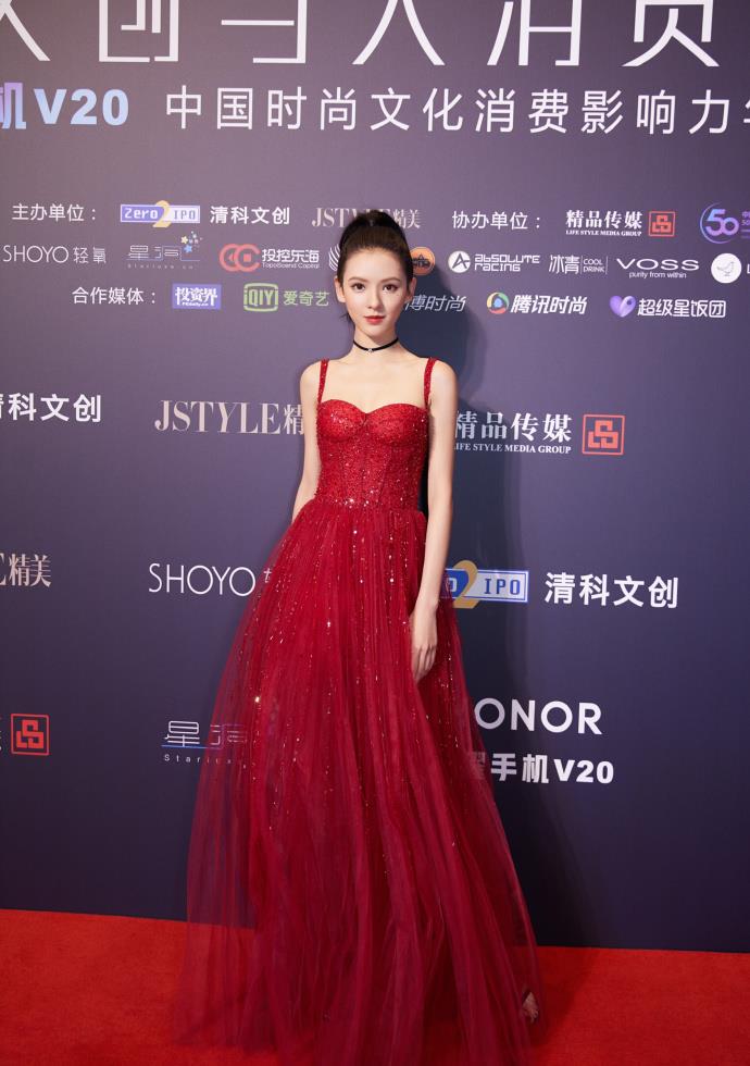 林更新|明星同穿小红裙，热巴艳丽，刘亦菲美成无法忘怀的风景线