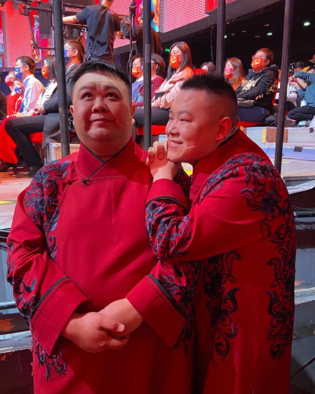 春晚|春晚后台更精彩：朱一龙岳云鹏赶着回家，成龙甄子丹吴京世纪同框