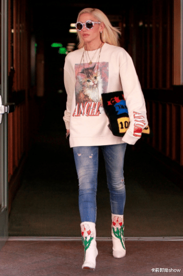 卡莉时尚show|建议大家:卫衣下面不要老配阔腿裤,今年流行这样穿,时尚显高级