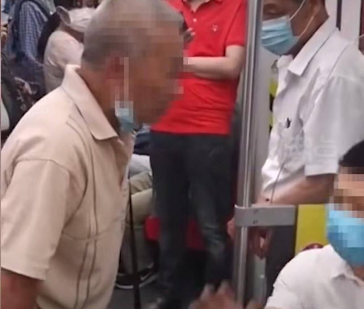 娇软甜伤 广东广州:白发老人要求男子让座遭拒,最后男子被劝离爱心座位