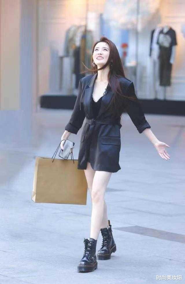 马丁靴|徐璐真的太会穿，黑色西装配马丁靴秀长腿，路人镜头下美翻