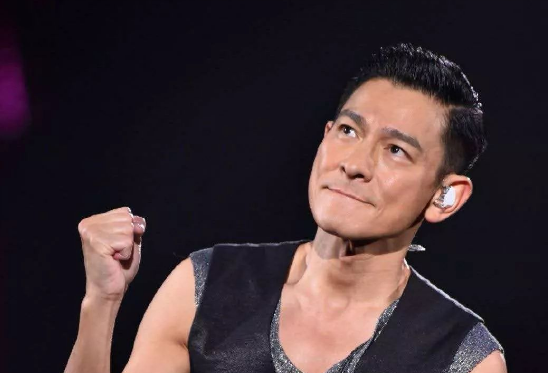 张哲瀚|张哲瀚参观日本神社，网友表示不意外，老板赵薇更猛“照片风波”