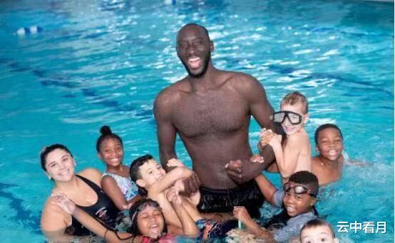 勒布朗·詹姆斯|NBA球星游泳都什么樣？2米31巨人如水怪，詹姆斯用粉色游泳圈