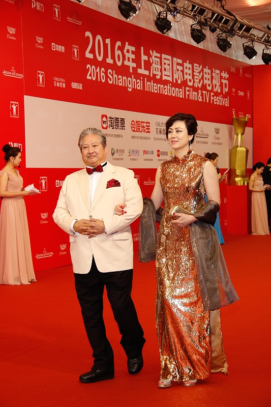 BiuVogue|洪金宝的气场是真的强,就算老婆穿的像块\"大金子\",也没他抢镜