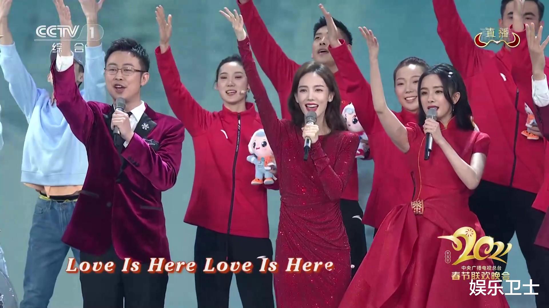 杨幂|央视春晚杨幂金晨李沁过于养眼，大幂幂却被指输在仪态，远景照一目了然