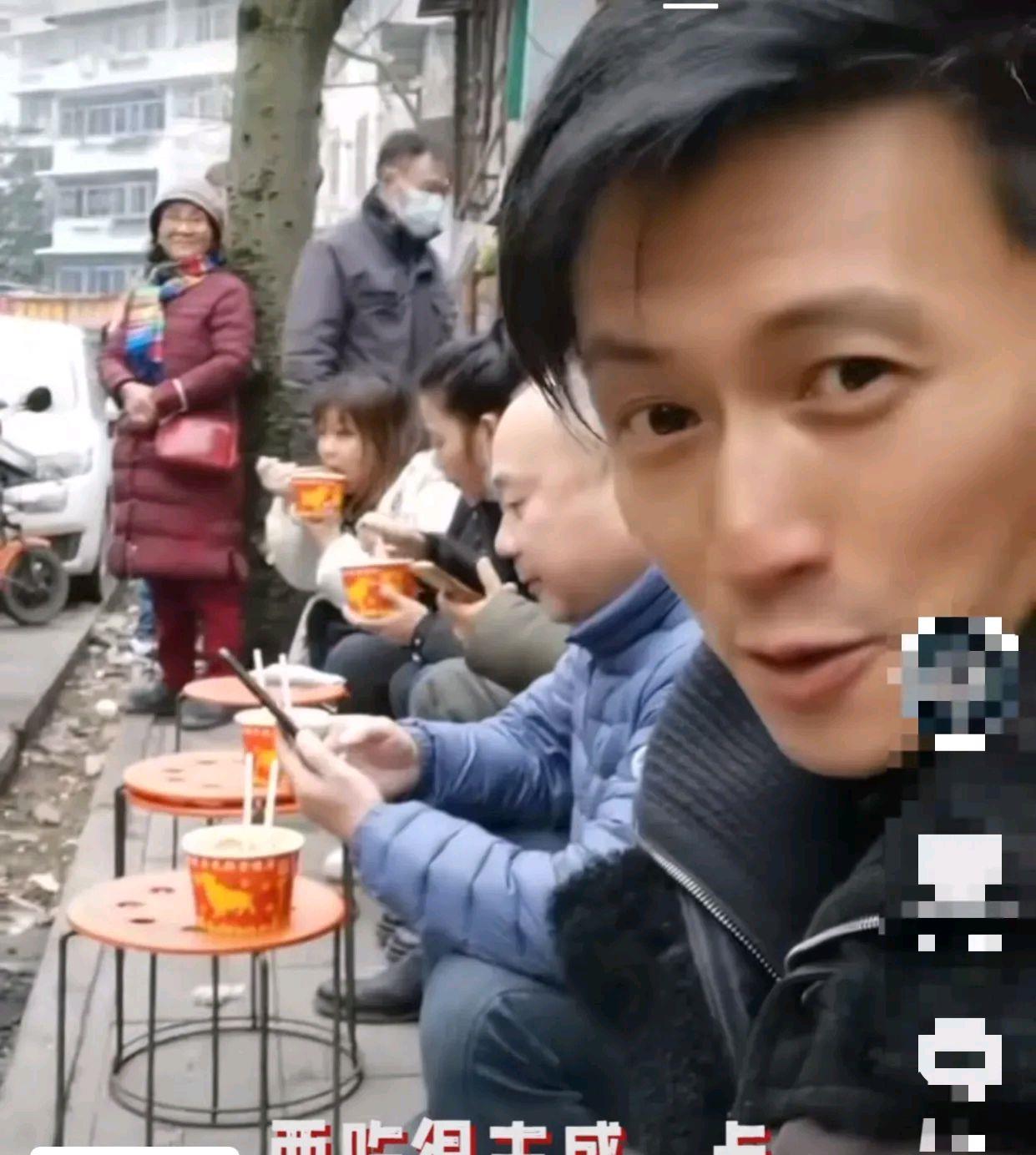 周杰伦|谢霆锋路边吃新年第一餐？眼睛小不是罪？周杰伦晒全家福？