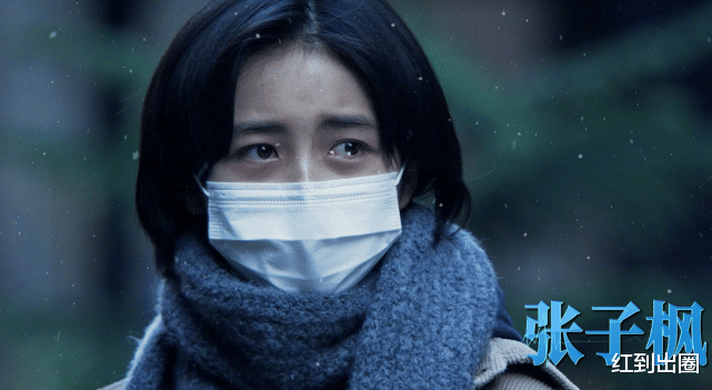 张子枫|张子枫现身拍戏被路人偶遇，皮肤黝黑差点没认出，网友：妹妹长大了