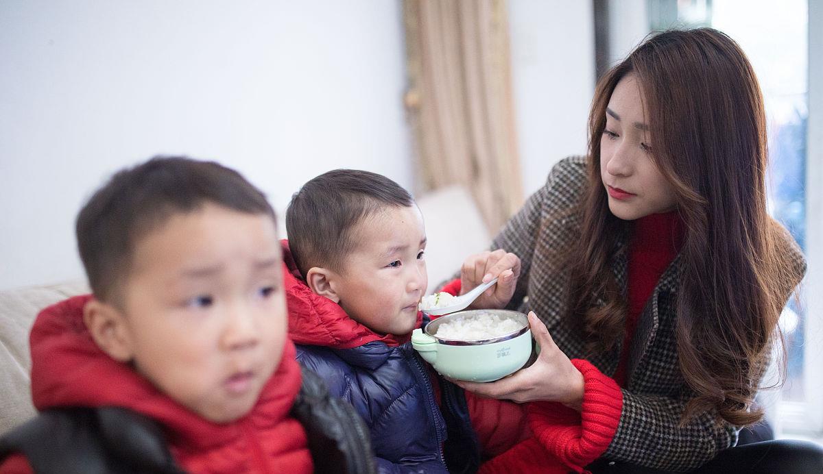 吴洪娜聊说育儿|大人觉得孩子能独立吃饭，自然就可把饭吃完，其实有反差