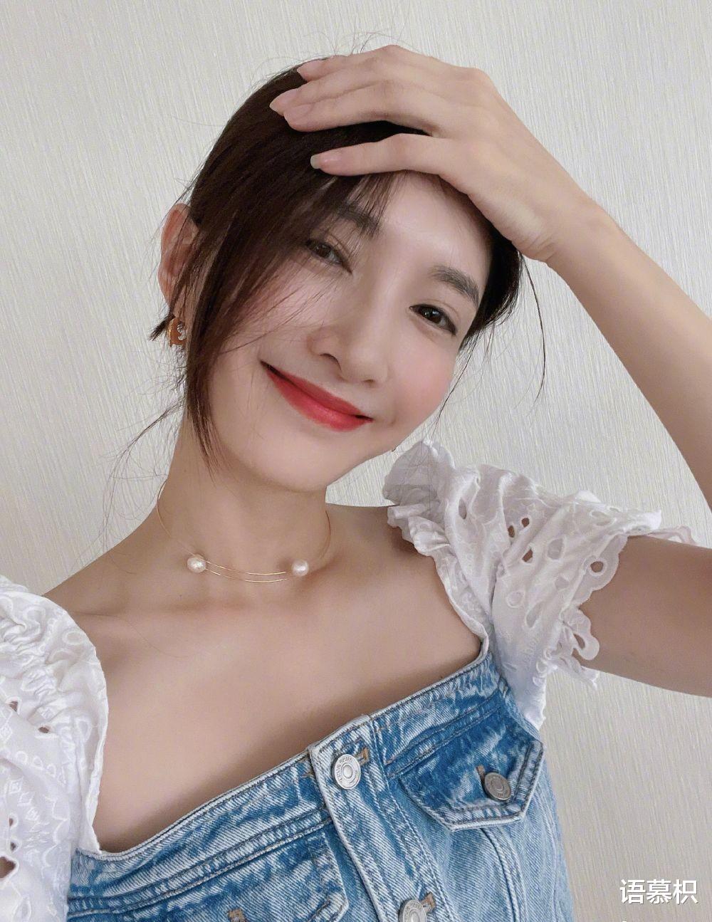 江疏影|江疏影在沪拍戏被路人拍到，黑色服装十分美丽，但网友：她好凶啊