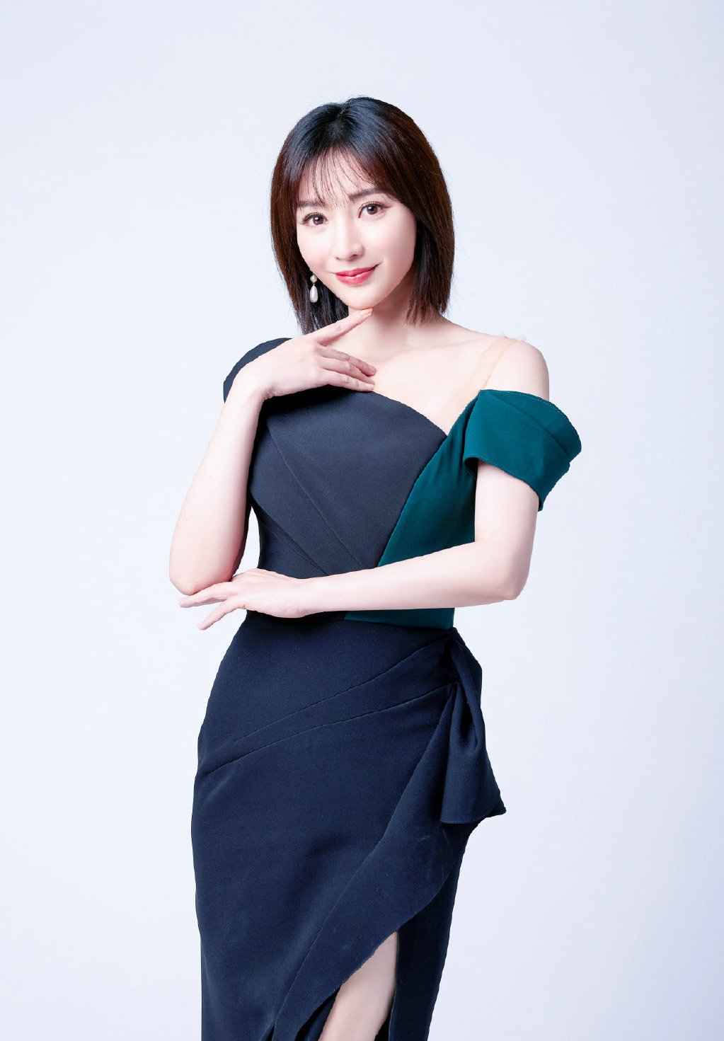 柳岩|柳岩穿衣真胆大，身穿连衣裙秀丰润饱满身材，挤得厉害也不怕走光