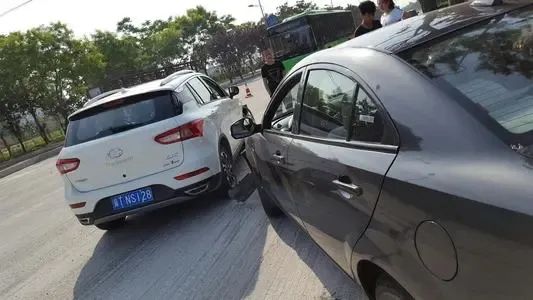 开车直行撞了转弯车, 出事故为啥是直行车全责,交警:没冤枉你!