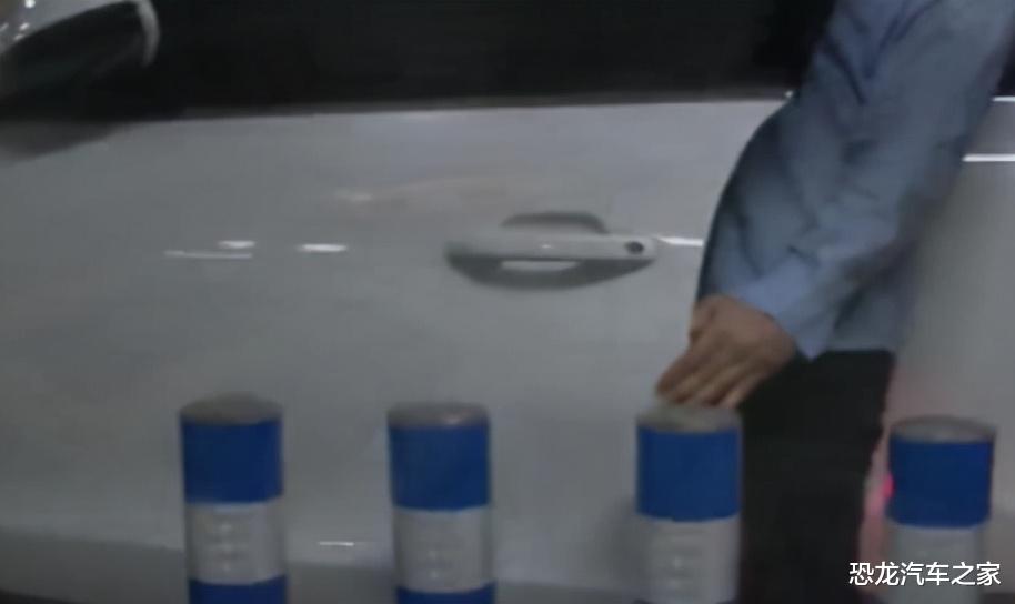 爱车被刮伤,男子一气之下在自己车位钉了8根铁柱,直呼:坚持原则