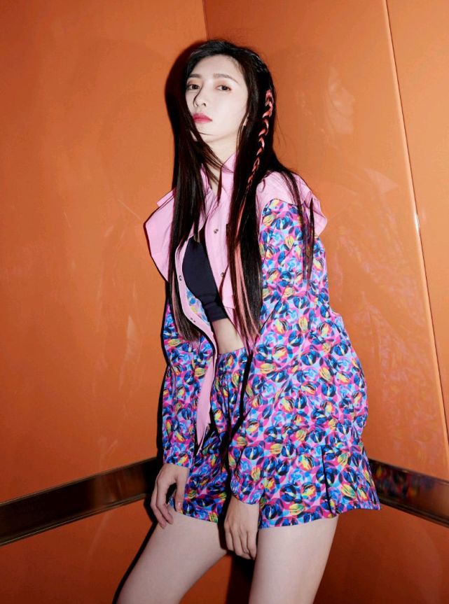 运势|江疏影的腿细成竹竿？远处镜子暴露腿型过于真实，这次不怪P图师