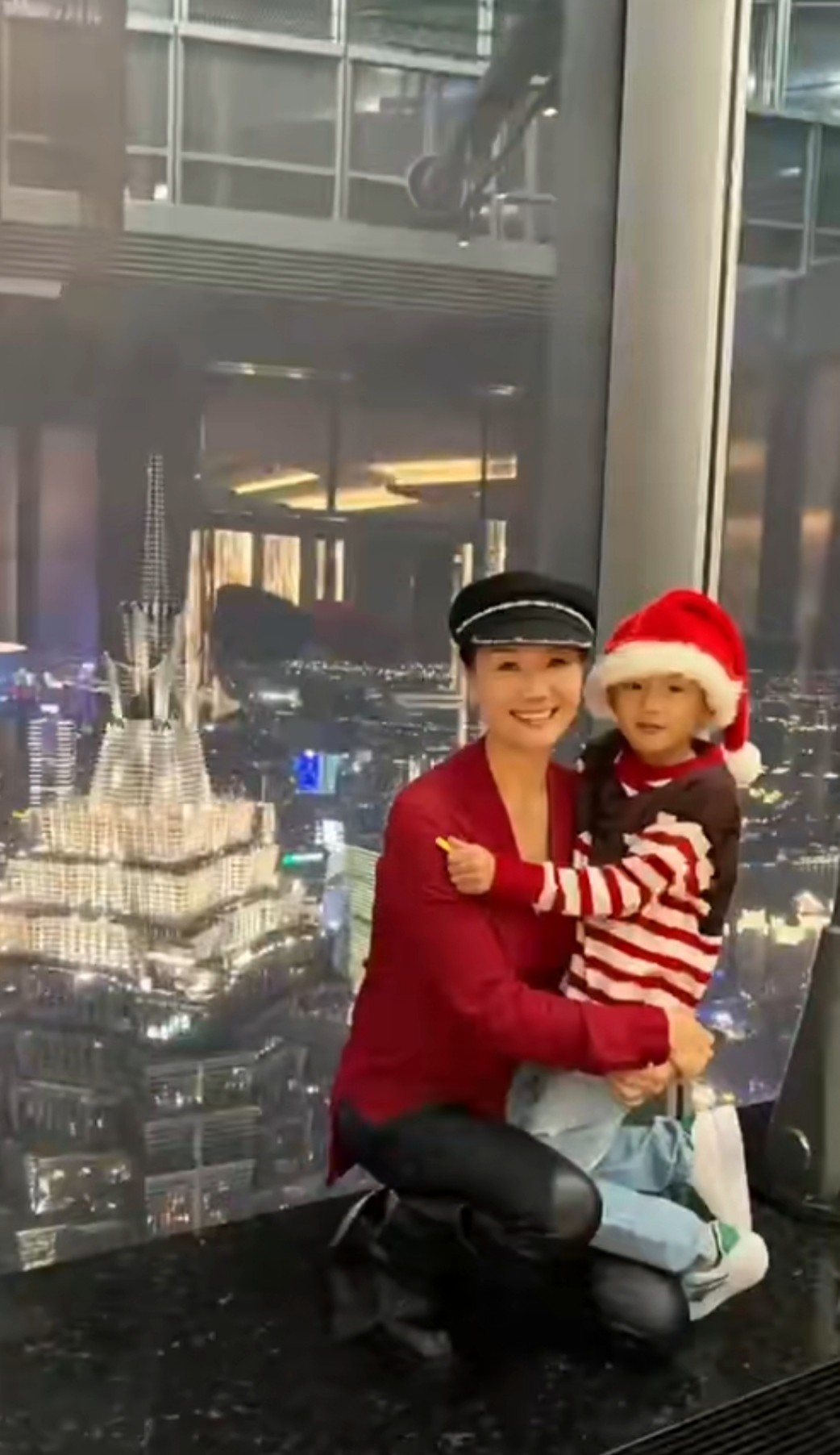 高曙光|高曙光一家同框，小16岁老婆腰肢纤细锁骨明显，5岁儿子长相似爸