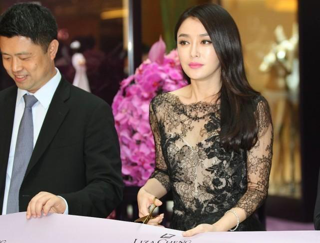 秦岚|秦岚也真放得开，穿透视蕾丝黑裙女人味爆棚，乡村范穿出高级感