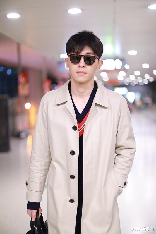 刘美华时尚|邓伦真的好大胆，留胡茬戴墨镜，穿休闲的服装都不像明星了