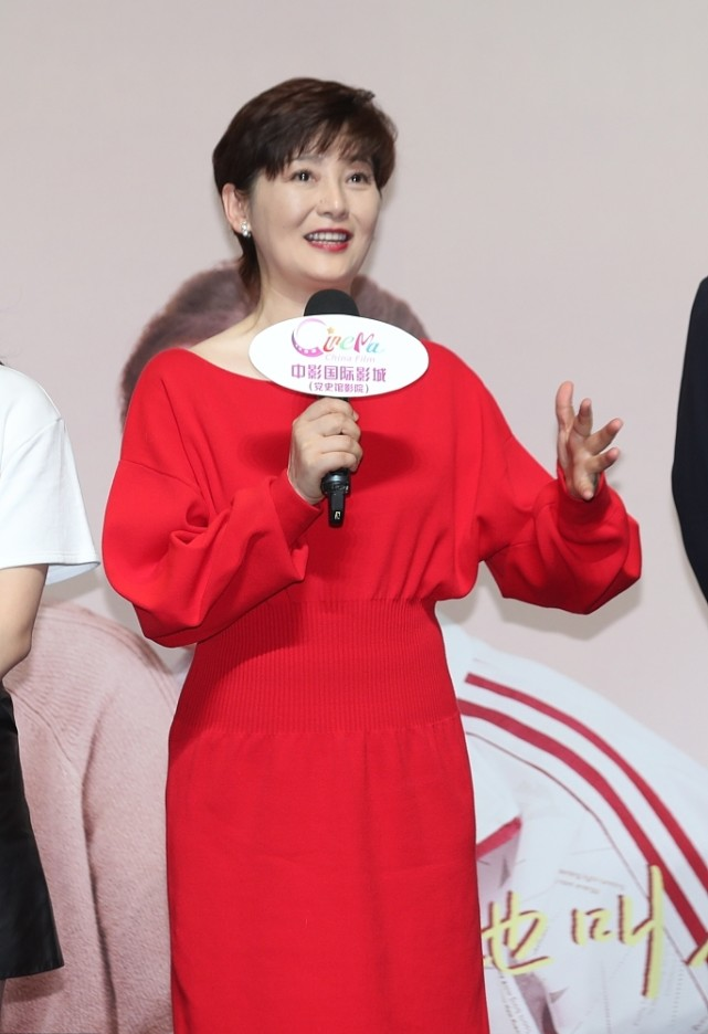 BiuFashion|54岁徐帆宣传《关于我妈的一切》，红裙让人移不开眼，短发干练