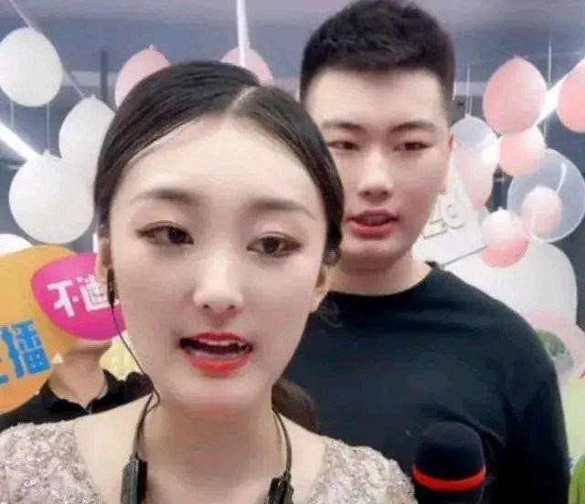 女孩|朱小伟离婚后首露面，春风满面状态好，和同村美女愉快相处