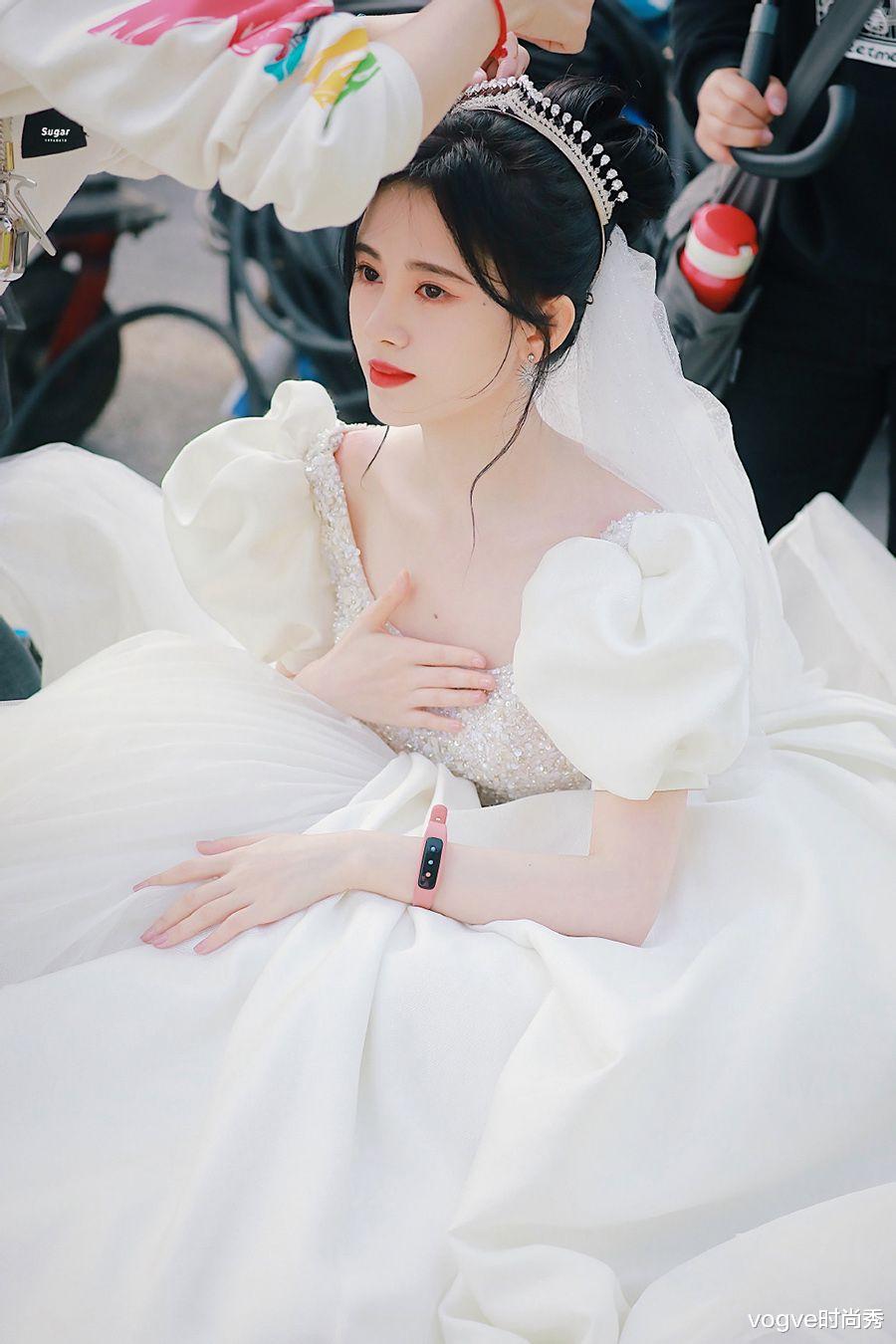 陈小纭|鞠婧祎穿婚纱走到哪“捂”到哪？戴项链后立马放开，直男视角绝了