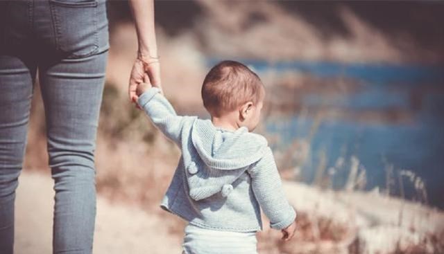 奶宝育儿说 将2岁儿子送入托管班后，妈妈消失了5年，事情原委令人唏嘘