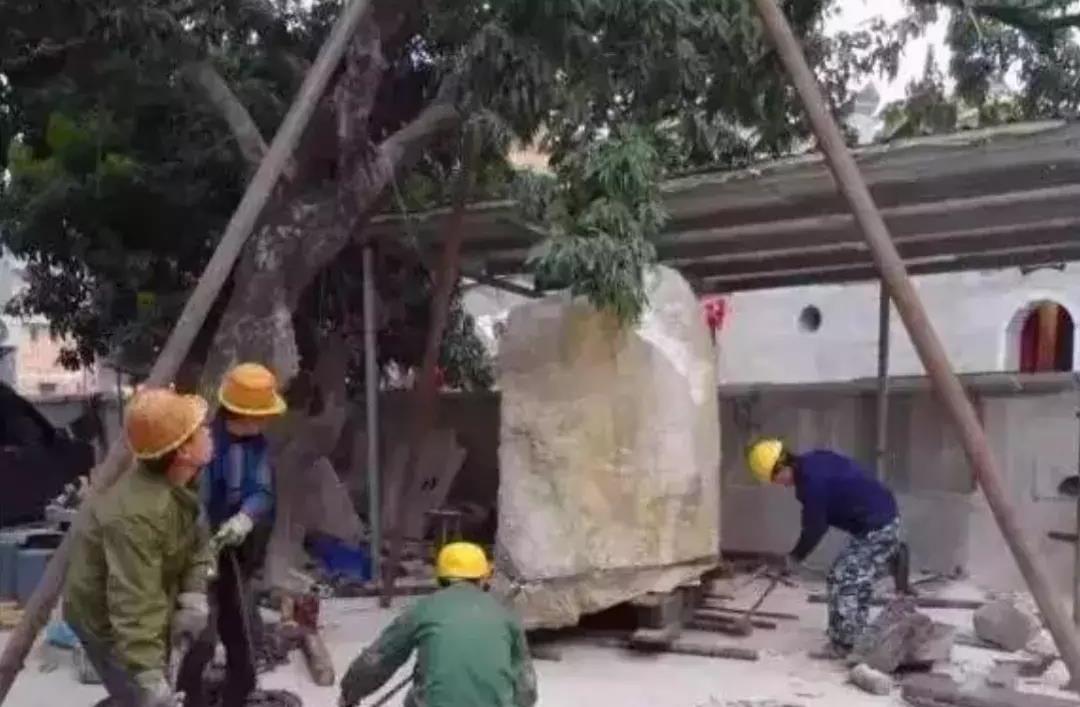 东海|男子将14吨玉石挖空，竟要在里面养鱼，成品后才知这鱼缸有多贵