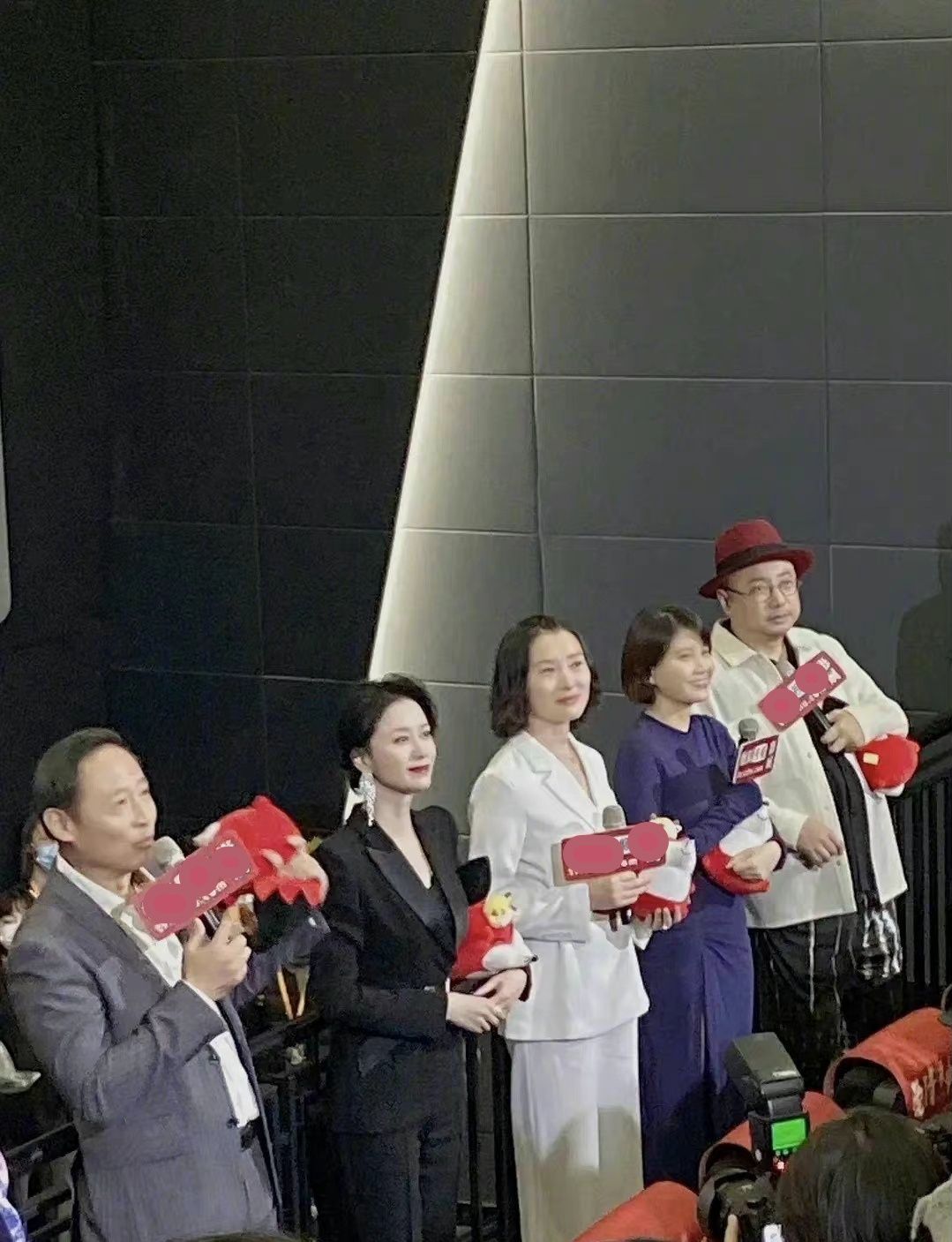 倪虹洁|被倪虹洁的气质迷住了！西装配红唇演绎优雅女人，43岁状态绝美