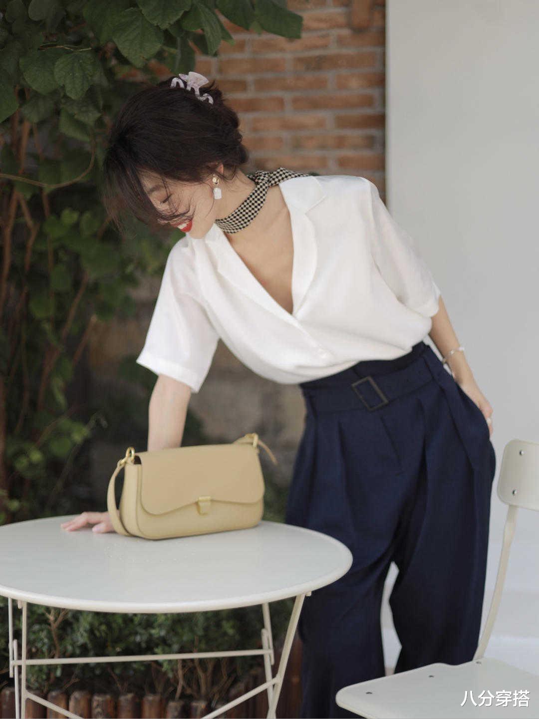 八分穿搭|秋季，基础款怎么穿出高级感？外套搭配碎花裙清新减龄，优雅随性
