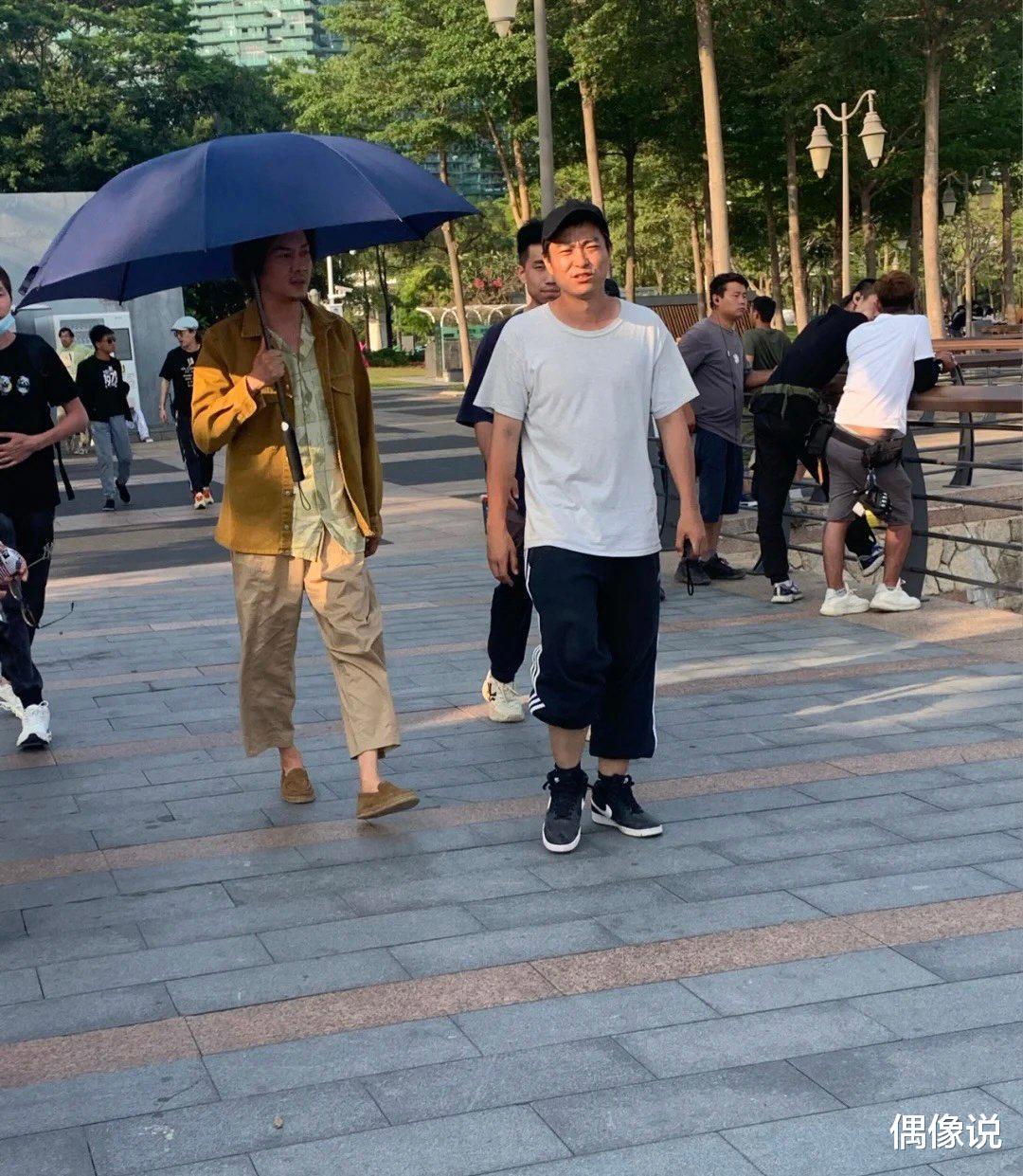 冯绍峰|冯绍峰回应暴瘦：我没资格穿短袖短裤！和赵丽颖同框手腕对比明显