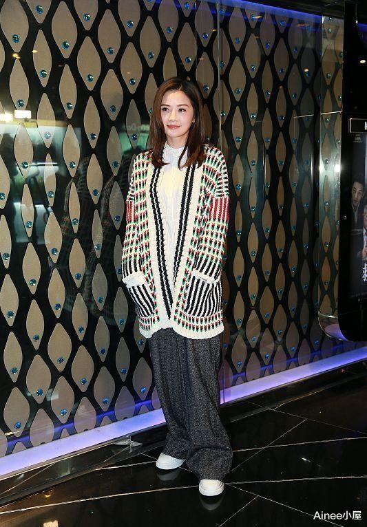 阿Sa|蔡卓妍的“婴儿肥”真耐看，针织衫配牛仔精致时髦，少女感不减