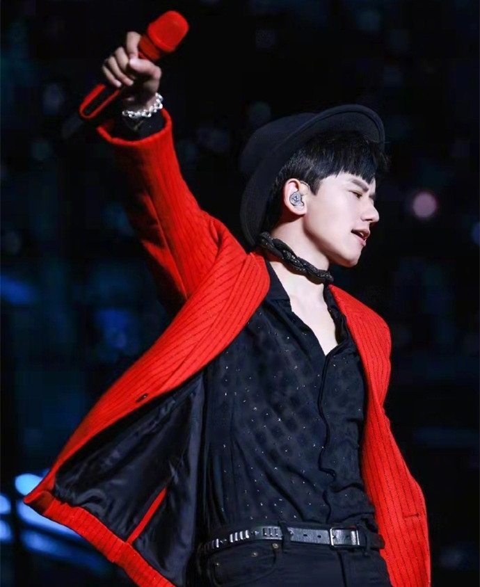 张杰|谢娜发文为张杰庆生,懒理张杰在演唱会上撕女舞者的裙子