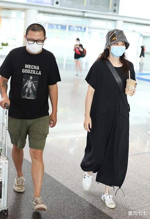 梅婷|梅婷获老公接机超甜，眼圈黑得像画眼影皱纹明显，46岁素颜太真实