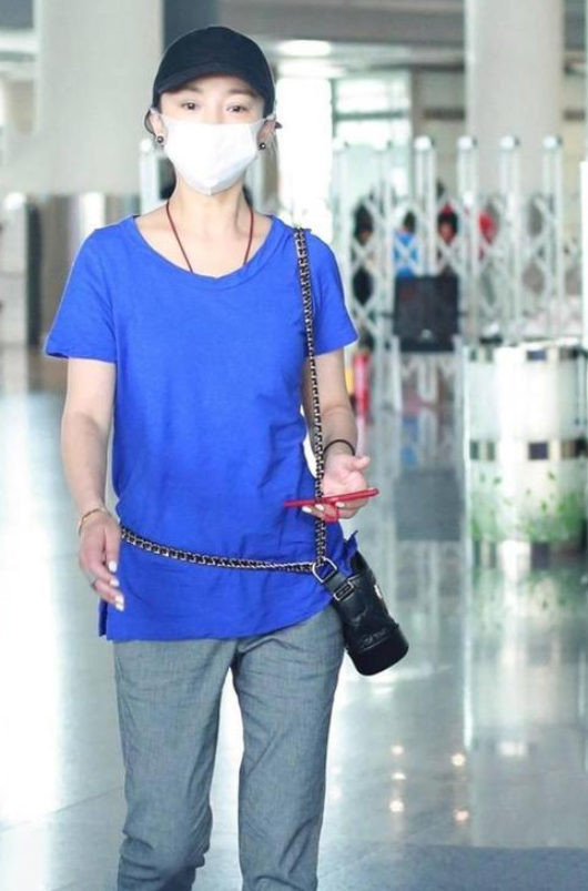 林生斌|人美就是任性！周迅穿“大妈衫”走机场，包包挎腰上意外很时髦