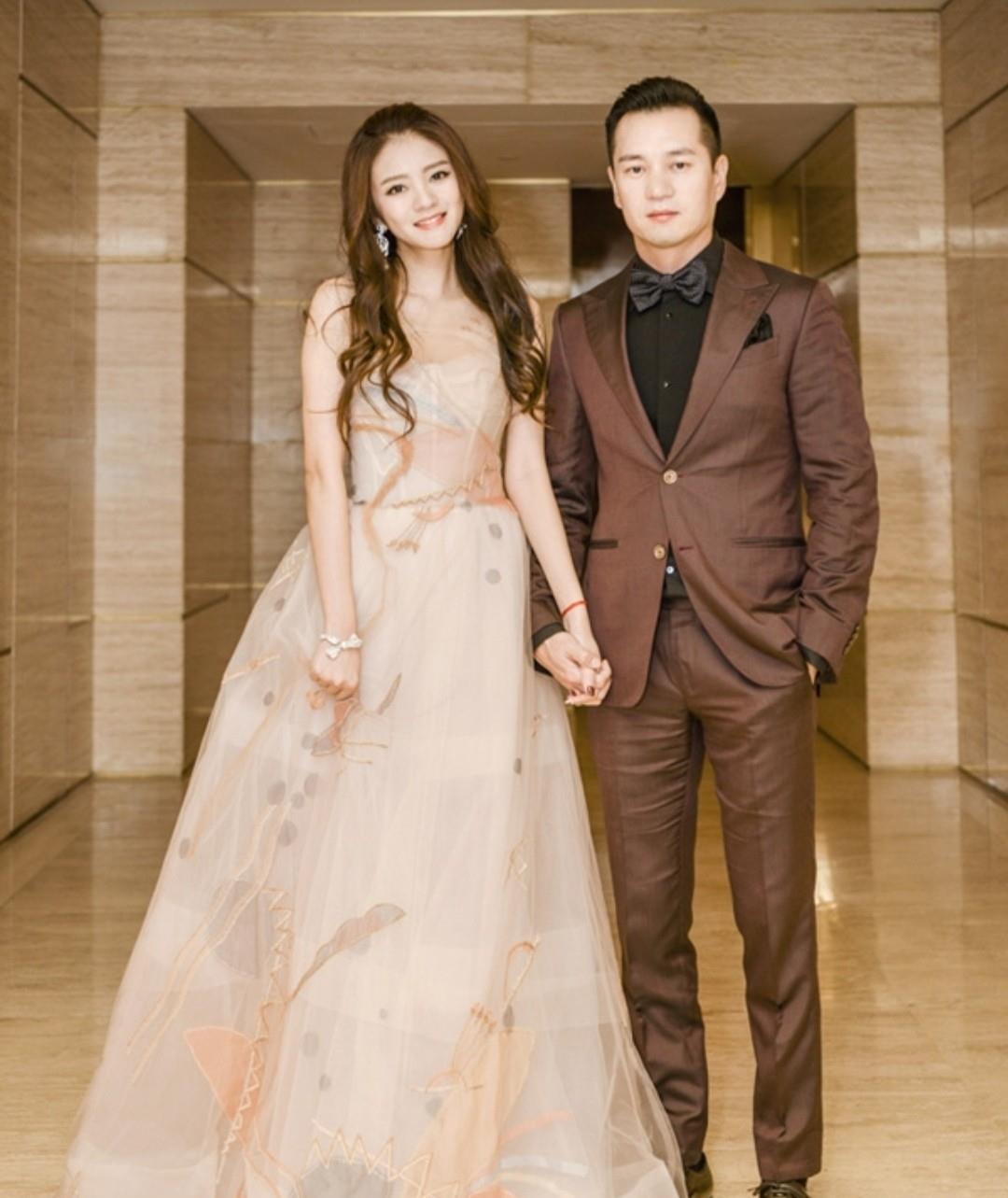 安以轩|40岁安以轩晒近照，向富豪老公深情索吻，二胎女儿大眼萌态罕出镜