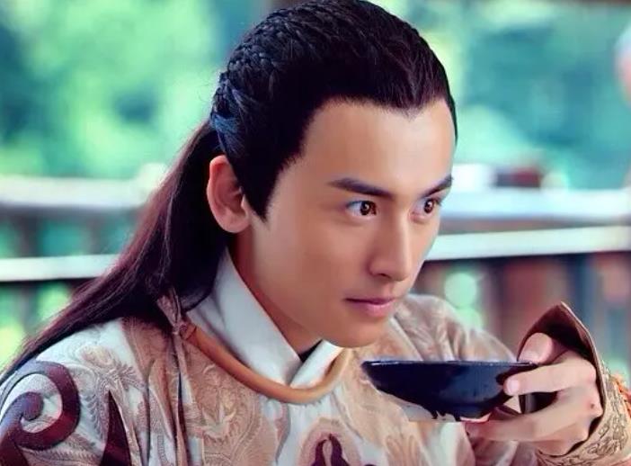 张哲瀚|曾靠“带资进组”才能露脸，混了11年也没火，今却凭网剧跻身顶流