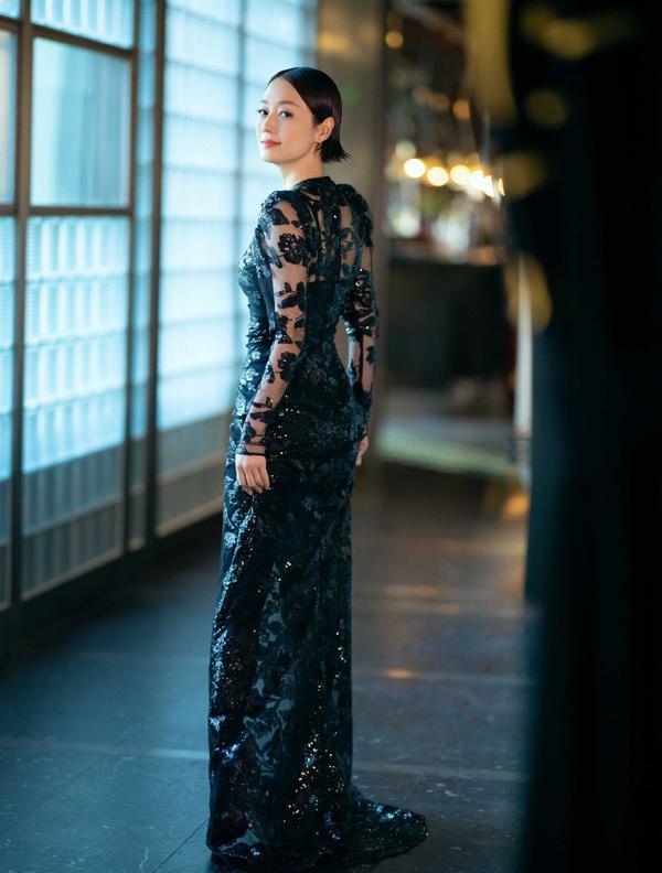 短发|45岁马伊琍状态真好，穿镂空刺绣裙优雅大气，油头短发超吸睛