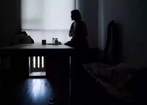 兜妈爱叨叨|“背奶妈妈 ”有多辛酸？办公桌下挤母乳，同事嘲我没有羞耻心