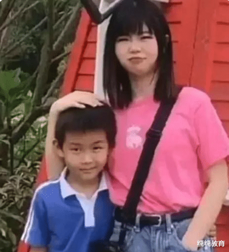 姐姐|孙卓姐姐孙悦回国与家人团聚，留学费用高昂，本科学历引发关注