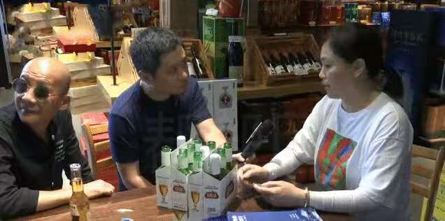 趣事说吧 顾客和老板因两箱过期的啤酒起争议 最终结果像是和稀泥