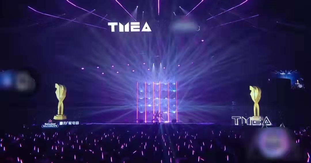 春晚|年末晚会变尴尬现场：座位插荧光棒充当观众，七大奖无人到场领取