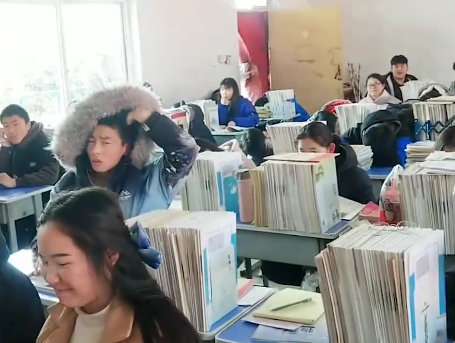 王者荣耀|最“调皮”老师火了，课前打开王者荣耀音效，睡觉的男生动作亮了