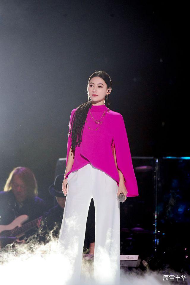 运动|张柏芝换新发型真漂亮，穿“玫红”上衣配编发造型，简直仙气十足