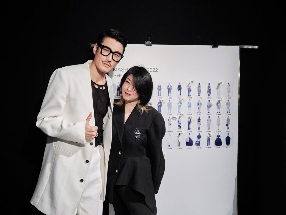 男士穿衣搭配杂志 胡兵真大胆,51岁敢穿“半透明”打底衫亮相,这造一般人驾驭不了