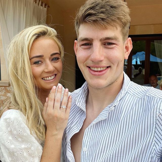 贝克汉姆|贝克汉姆晒合影宣布父亲再婚，62岁富豪继母改随夫姓